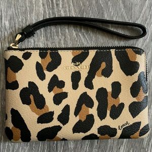 BRAND NEW: COACH LEOPARD WRISTLET